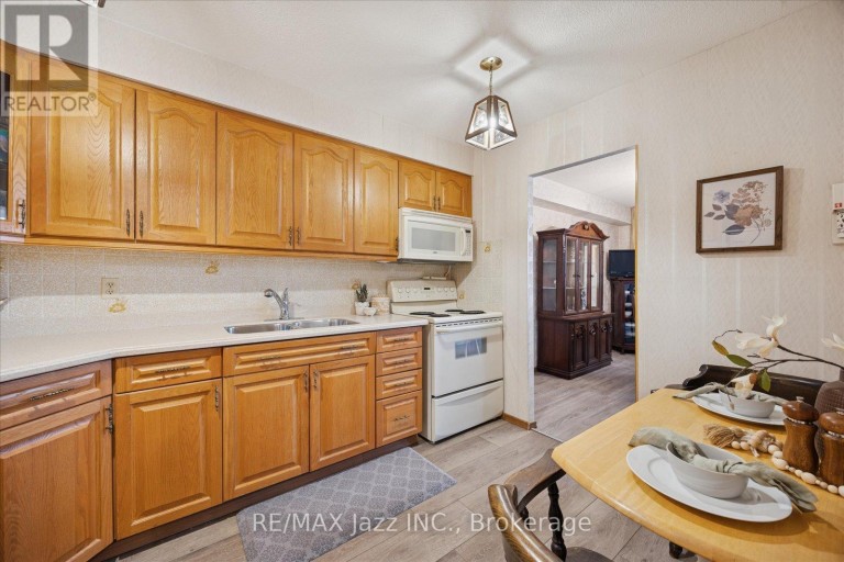 102 - 120 ELGIN STREET W, Oshawa (O'Neill), Ontario, L1G1S7