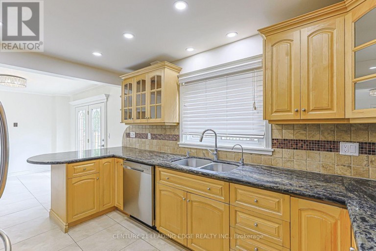 21 MCQUAID COURT, East Gwillimbury (Holland Landing), Ontario, L9N1E8