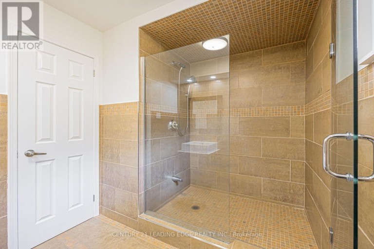 21 MCQUAID COURT, East Gwillimbury (Holland Landing), Ontario, L9N1E8
