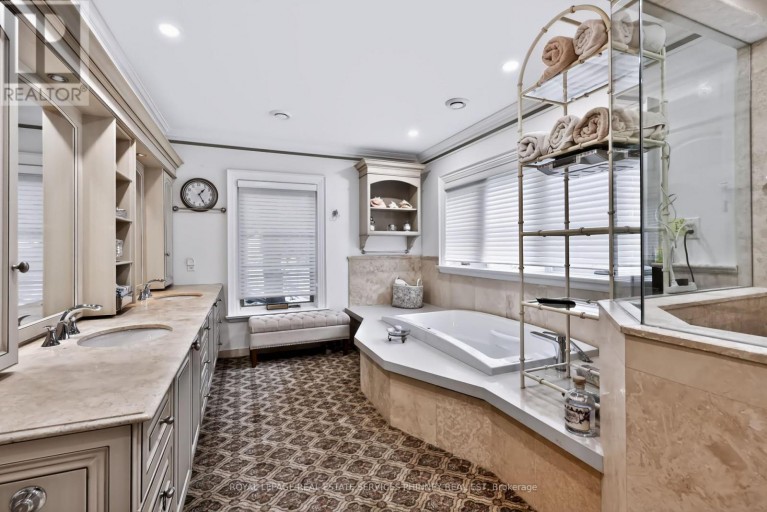 541 ARROWHEAD ROAD, Mississauga (Lorne Park), Ontario, L5H1V5