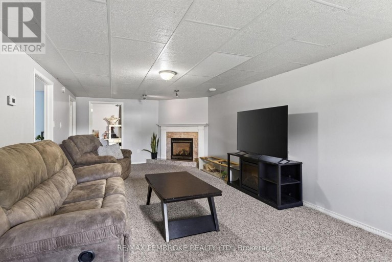 4 WINFIELD STREET, Petawawa, Ontario, K8H0A1