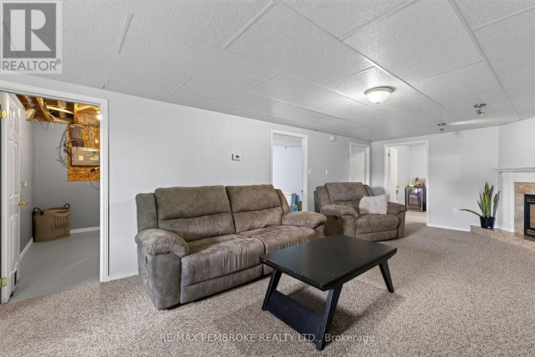 4 WINFIELD STREET, Petawawa, Ontario, K8H0A1