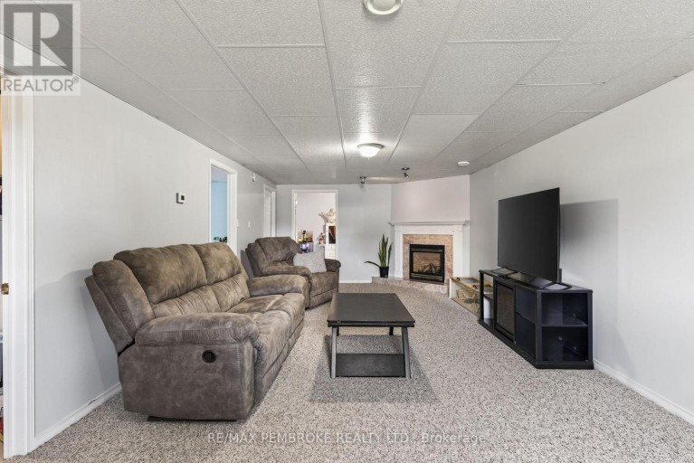 4 WINFIELD STREET, Petawawa, Ontario, K8H0A1