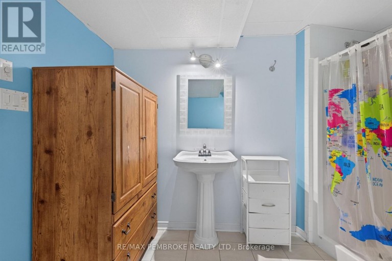 4 WINFIELD STREET, Petawawa, Ontario, K8H0A1