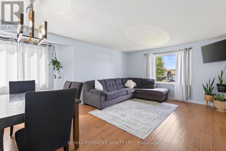 4 WINFIELD STREET, Petawawa, Ontario, K8H0A1