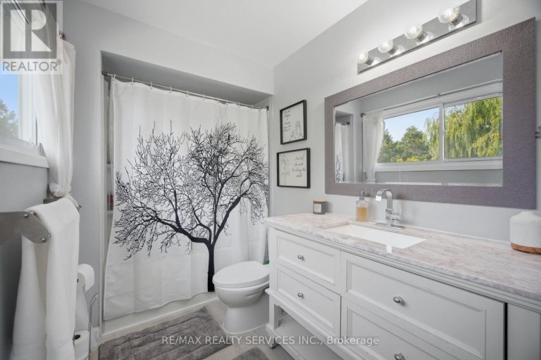 12 LADIN DRIVE, Brampton (Westgate), Ontario, L6S3V5