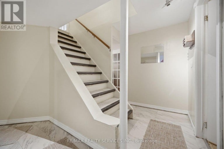 12 LADIN DRIVE, Brampton (Westgate), Ontario, L6S3V5