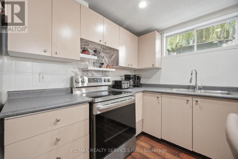 12 LADIN DRIVE, Brampton (Westgate), Ontario, L6S3V5