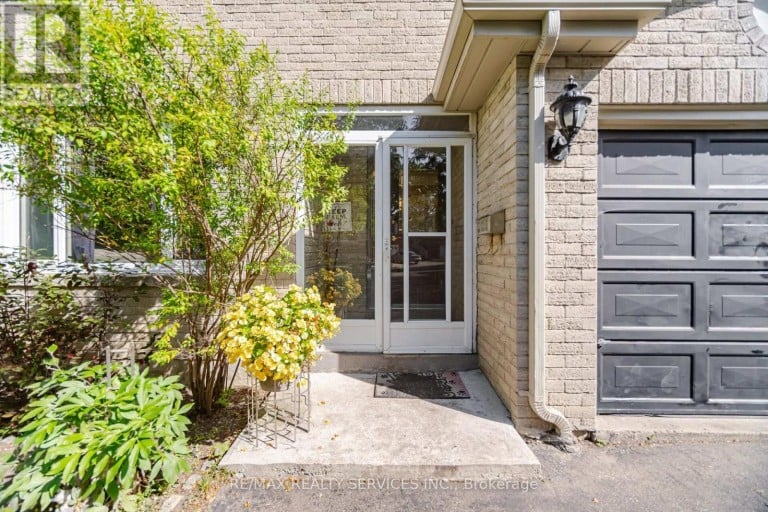 12 LADIN DRIVE, Brampton (Westgate), Ontario, L6S3V5