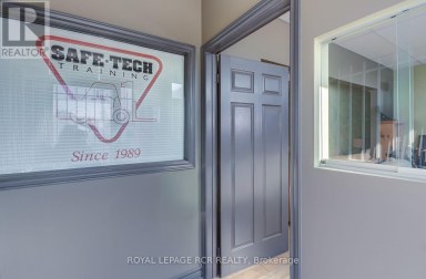10 - 2 MARCONI COURT Caledon (Bolton West) Ontario photo 3