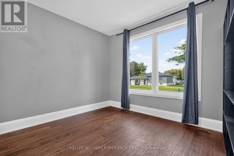 21 B COLLEGE CRESCENT, Barrie (Grove East), Ontario, L4M2W4