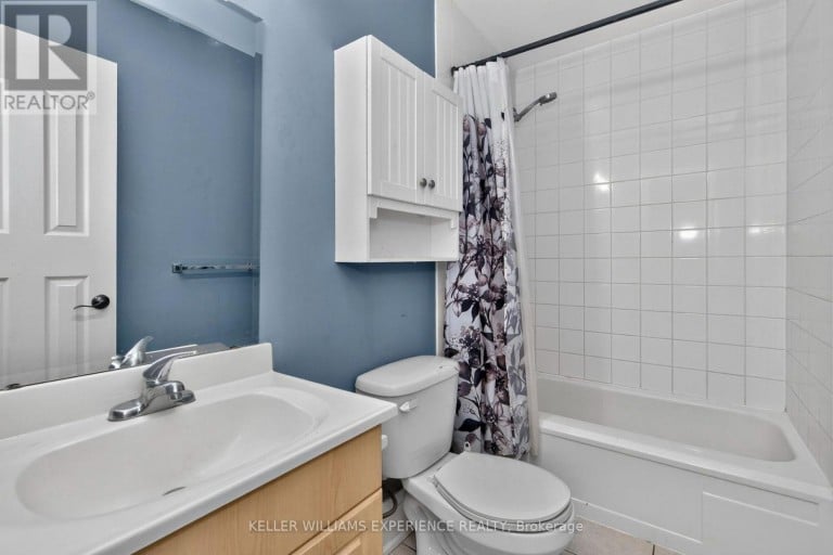 21 B COLLEGE CRESCENT, Barrie (Grove East), Ontario, L4M2W4