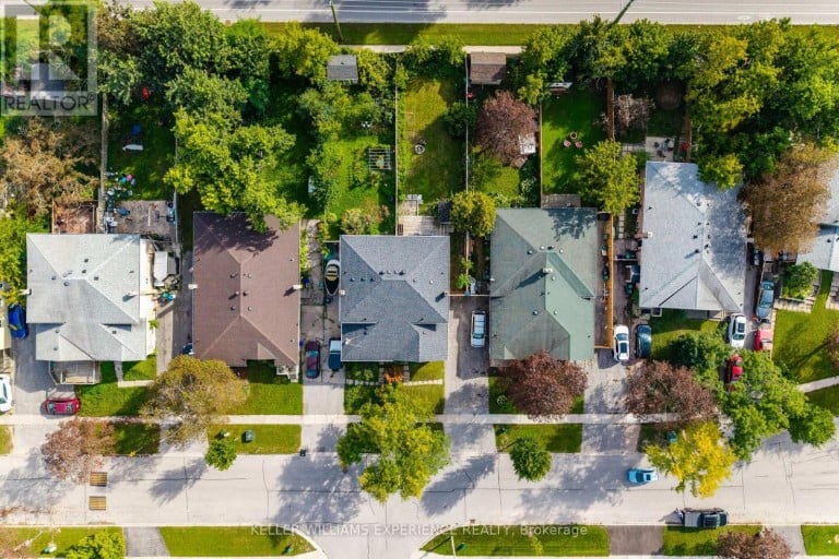 21 B COLLEGE CRESCENT, Barrie (Grove East), Ontario, L4M2W4