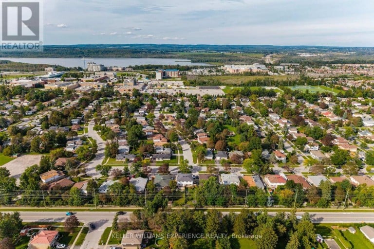 21 B COLLEGE CRESCENT, Barrie (Grove East), Ontario, L4M2W4