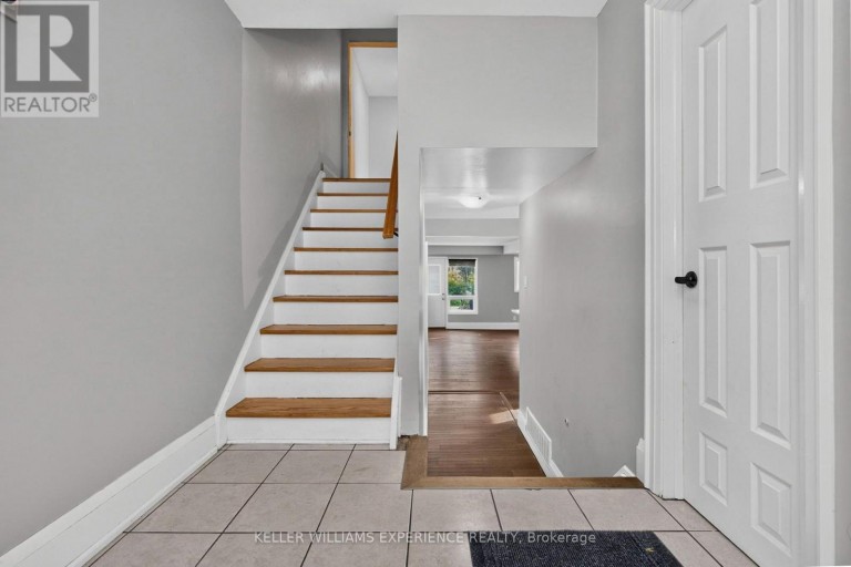 21 B COLLEGE CRESCENT, Barrie (Grove East), Ontario, L4M2W4