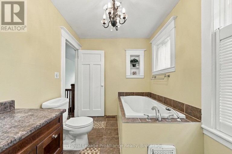 31 GROVE STREET, Belleville (Belleville Ward), Ontario, K8P1W1