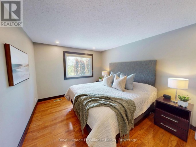 100 BAY BREEZE STREET, Prince Edward County (Ameliasburg Ward), Ontario, K8N4Z7