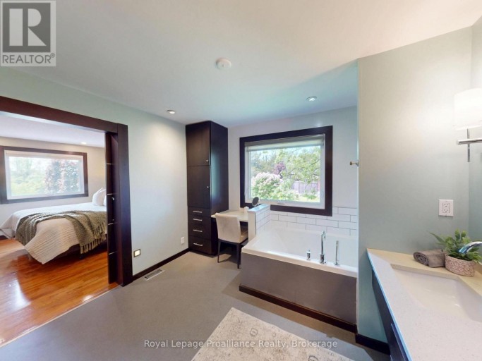 100 BAY BREEZE STREET, Prince Edward County (Ameliasburg Ward), Ontario, K8N4Z7