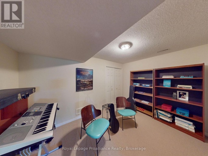 100 BAY BREEZE STREET, Prince Edward County (Ameliasburg Ward), Ontario, K8N4Z7