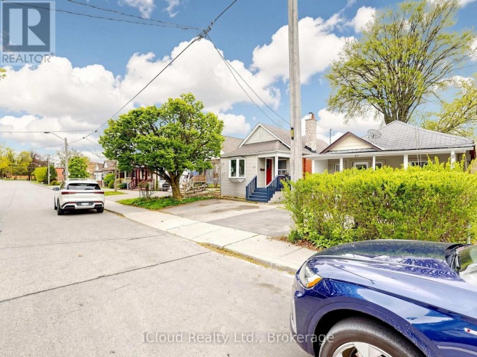 32 SEVENTEENTH STREET, Toronto (New Toronto), Ontario, M8V3K3