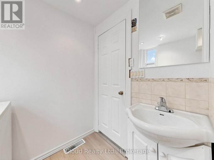 32 SEVENTEENTH STREET, Toronto (New Toronto), Ontario, M8V3K3