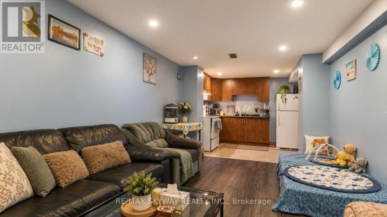 743 WINTERTON WAY, Mississauga (Hurontario), Ontario, L5R3H7