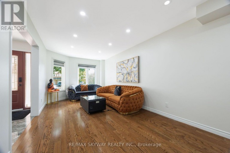 743 WINTERTON WAY, Mississauga (Hurontario), Ontario, L5R3H7