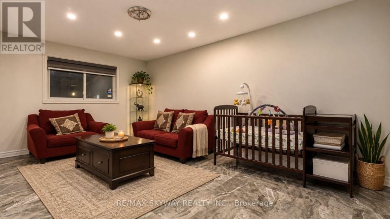 743 WINTERTON WAY, Mississauga (Hurontario), Ontario, L5R3H7