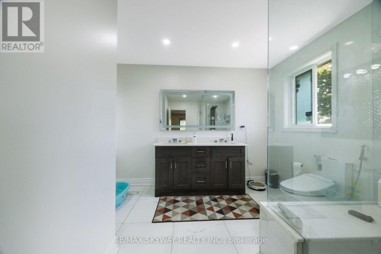 743 WINTERTON WAY, Mississauga (Hurontario), Ontario, L5R3H7