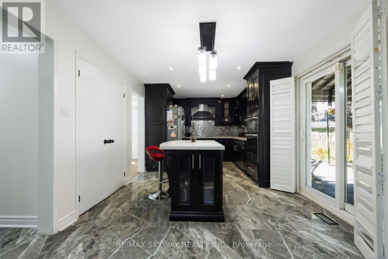 743 WINTERTON WAY, Mississauga (Hurontario), Ontario, L5R3H7