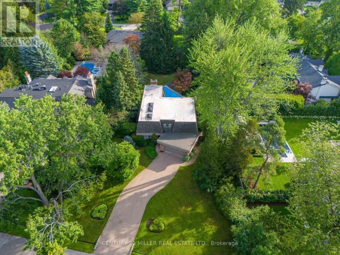 16 COLONIAL CRESCENT, Oakville (MO Morrison), Ontario, L6J4K9