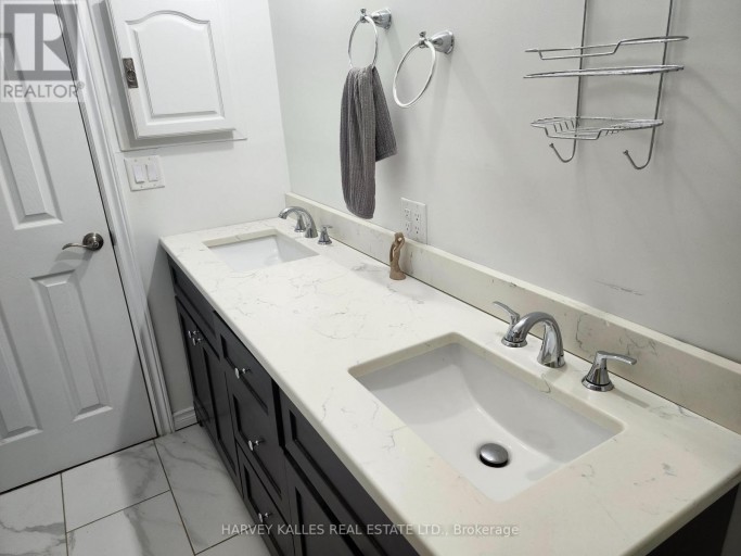 2379 HENSALL STREET, Mississauga (Cooksville), Ontario, L5A2T1