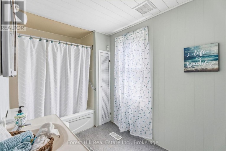 9 SPRUCE GLEN ROAD, Huntsville (Chaffey), Ontario, P1H1C9