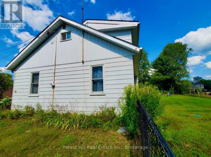 9 SPRUCE GLEN ROAD, Huntsville (Chaffey), Ontario, P1H1C9