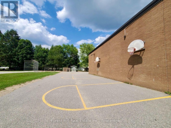 9 SPRUCE GLEN ROAD, Huntsville (Chaffey), Ontario, P1H1C9