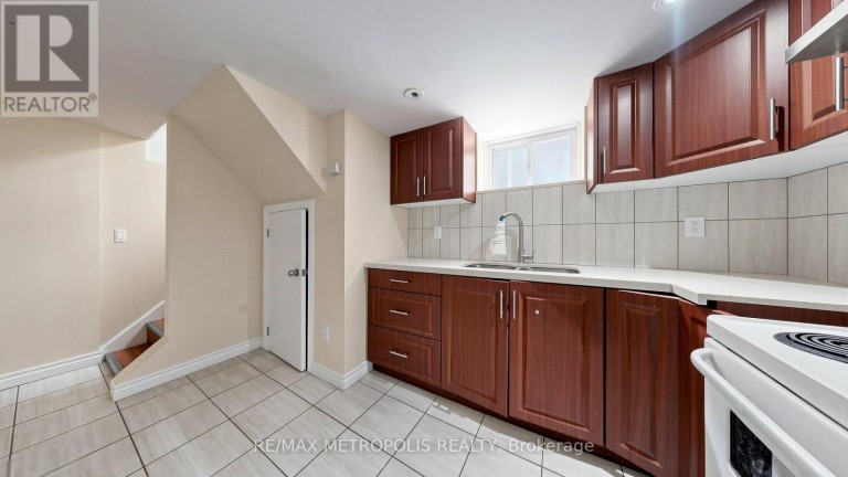 10 DAVIDSON AVENUE, Toronto (Clairlea-Birchmount), Ontario, M1K1C3