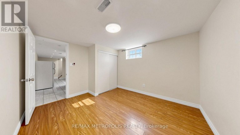 10 DAVIDSON AVENUE, Toronto (Clairlea-Birchmount), Ontario, M1K1C3