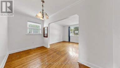 10 DAVIDSON AVENUE Toronto (Clairlea-Birchmount) Ontario photo 9