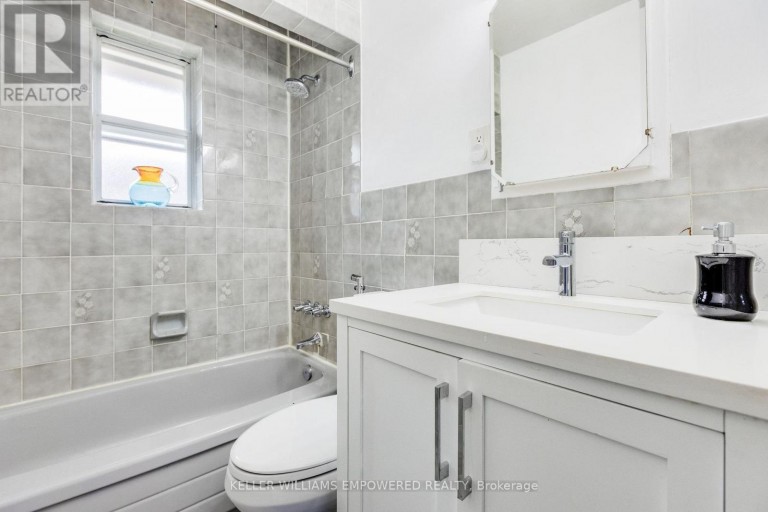 39 CHECKENDON DRIVE, Toronto (Rexdale-Kipling), Ontario, M9W2Y8