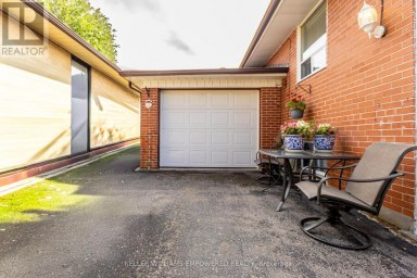 39 CHECKENDON DRIVE Toronto (Rexdale-Kipling) Ontario photo 2