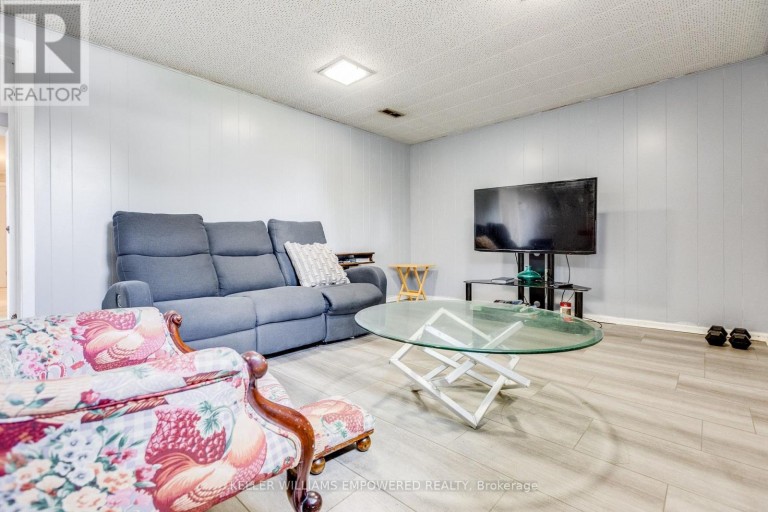 39 CHECKENDON DRIVE, Toronto (Rexdale-Kipling), Ontario, M9W2Y8