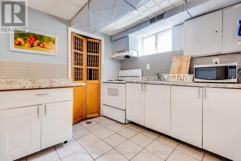 39 CHECKENDON DRIVE, Toronto (Rexdale-Kipling), Ontario, M9W2Y8