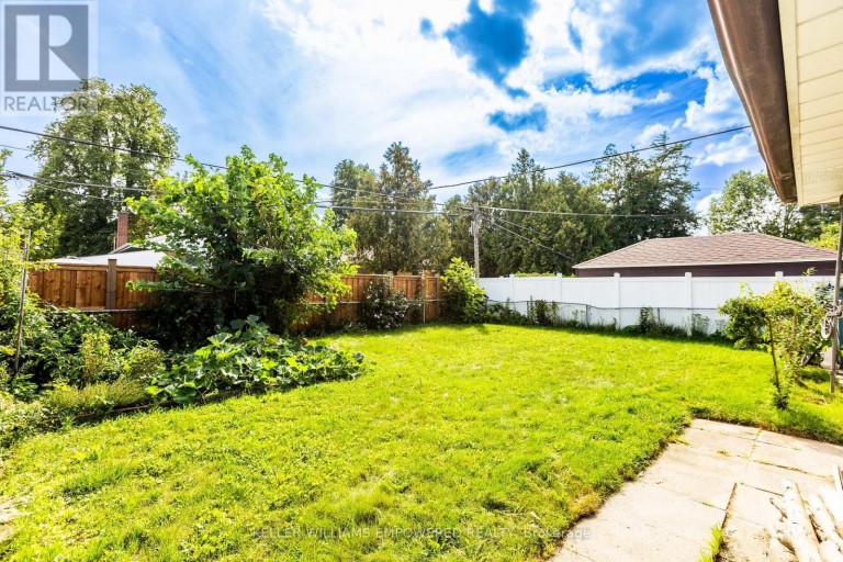 39 CHECKENDON DRIVE, Toronto (Rexdale-Kipling), Ontario, M9W2Y8