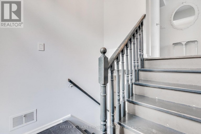 39 CHECKENDON DRIVE, Toronto (Rexdale-Kipling), Ontario, M9W2Y8