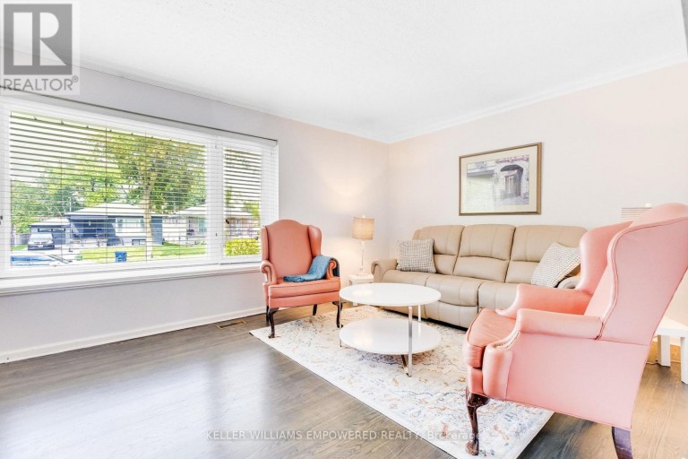 39 CHECKENDON DRIVE, Toronto (Rexdale-Kipling), Ontario, M9W2Y8