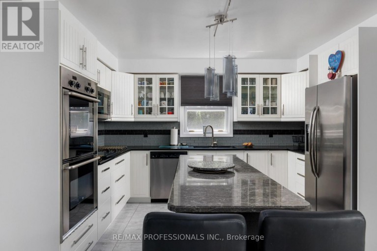 106 RATHBURN ROAD, Toronto (Princess-Rosethorn), Ontario, M9A1R7