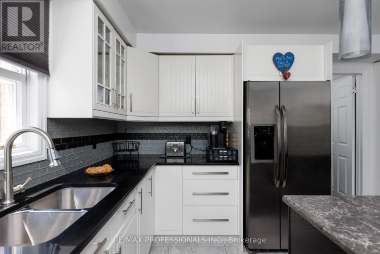 106 RATHBURN ROAD, Toronto (Princess-Rosethorn), Ontario, M9A1R7