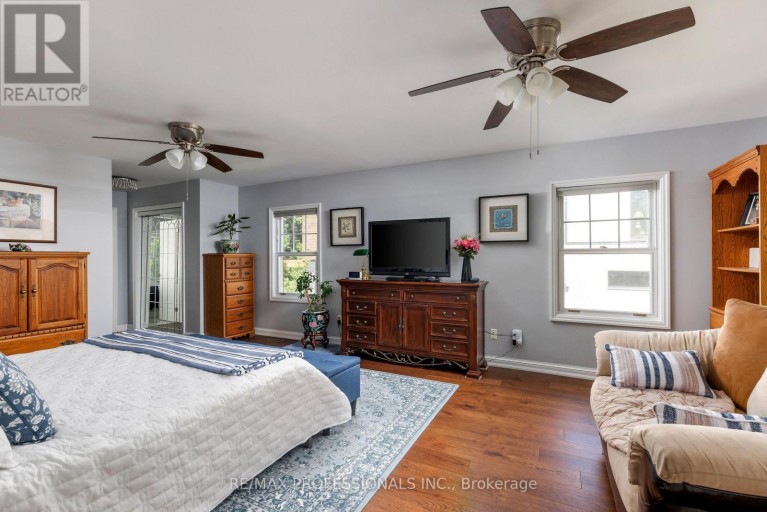 106 RATHBURN ROAD, Toronto (Princess-Rosethorn), Ontario, M9A1R7