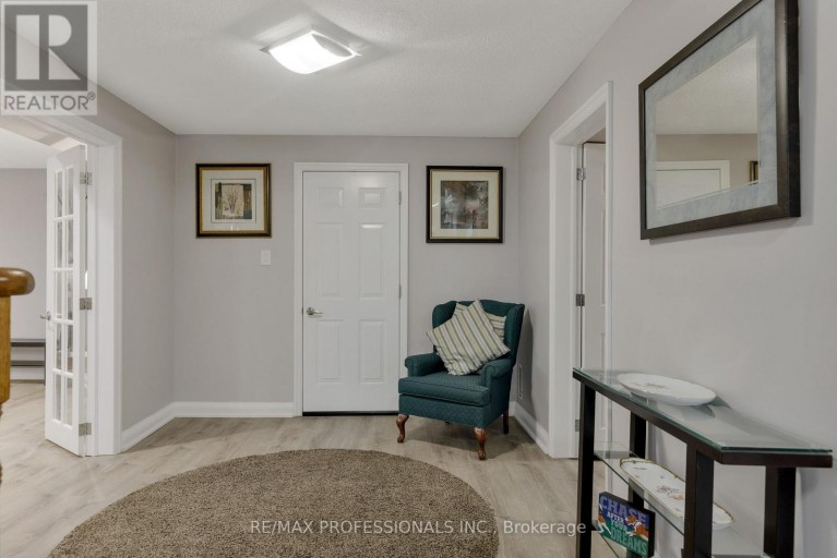106 RATHBURN ROAD, Toronto (Princess-Rosethorn), Ontario, M9A1R7