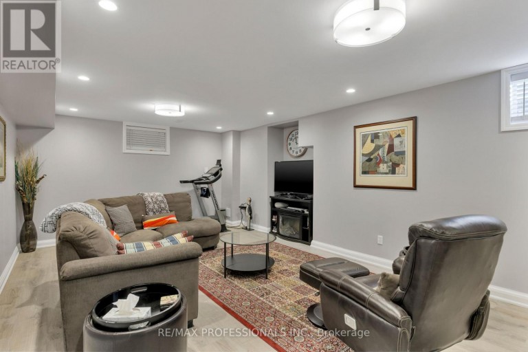 106 RATHBURN ROAD, Toronto (Princess-Rosethorn), Ontario, M9A1R7